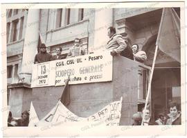 Comizio davanti al palazzo delle poste  - 1973
